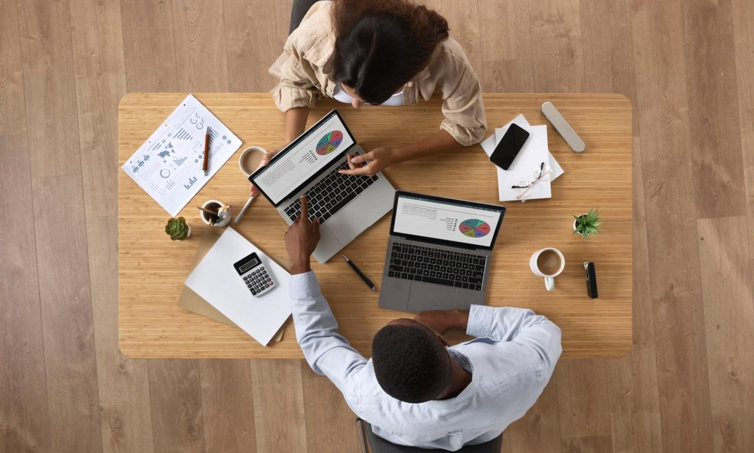 Análisis financiero profesional con gráficos y datos de rentabilidad
